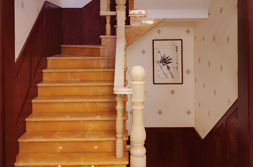 迎江中式别墅室内汉白玉石楼梯的定制安装装饰效果